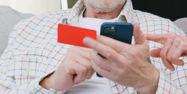 How to Simplify iPhones for Seniors: Step-by-Step Cheat Sheet